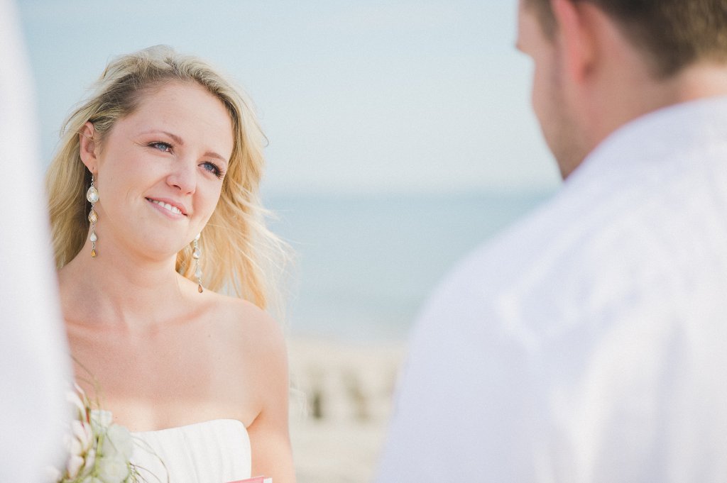 Photo Braut sieht Bräutigam bei den Eheversprechen gerührt an.
